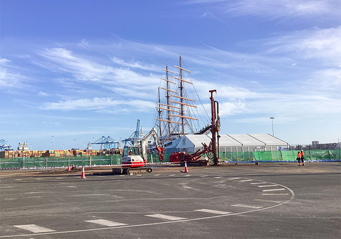 Maquinaria de Rodio Kronsa trabajando en el puerto de Las Palmas de Gran Canaria en el Muelle Santa Catalina
