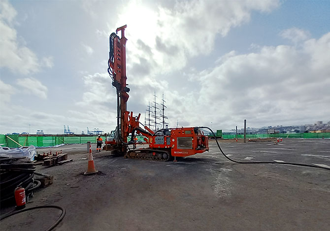 Maquinaria de Rodio Kronsa trabajando en el puerto de Las Palmas de Gran Canaria en el Muelle Santa Catalina