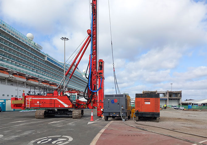 Maquinaria de Rodio Kronsa trabajando en el puerto de Las Palmas de Gran Canaria en el Muelle Santa Catalina